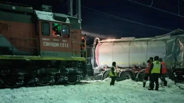 В Мордовии пассажирский поезд столкнулся с бензовозом