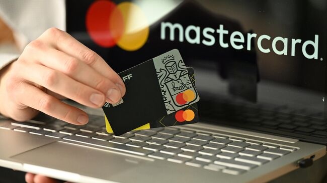 В январе банки заблокировали миллионы карт россиян 