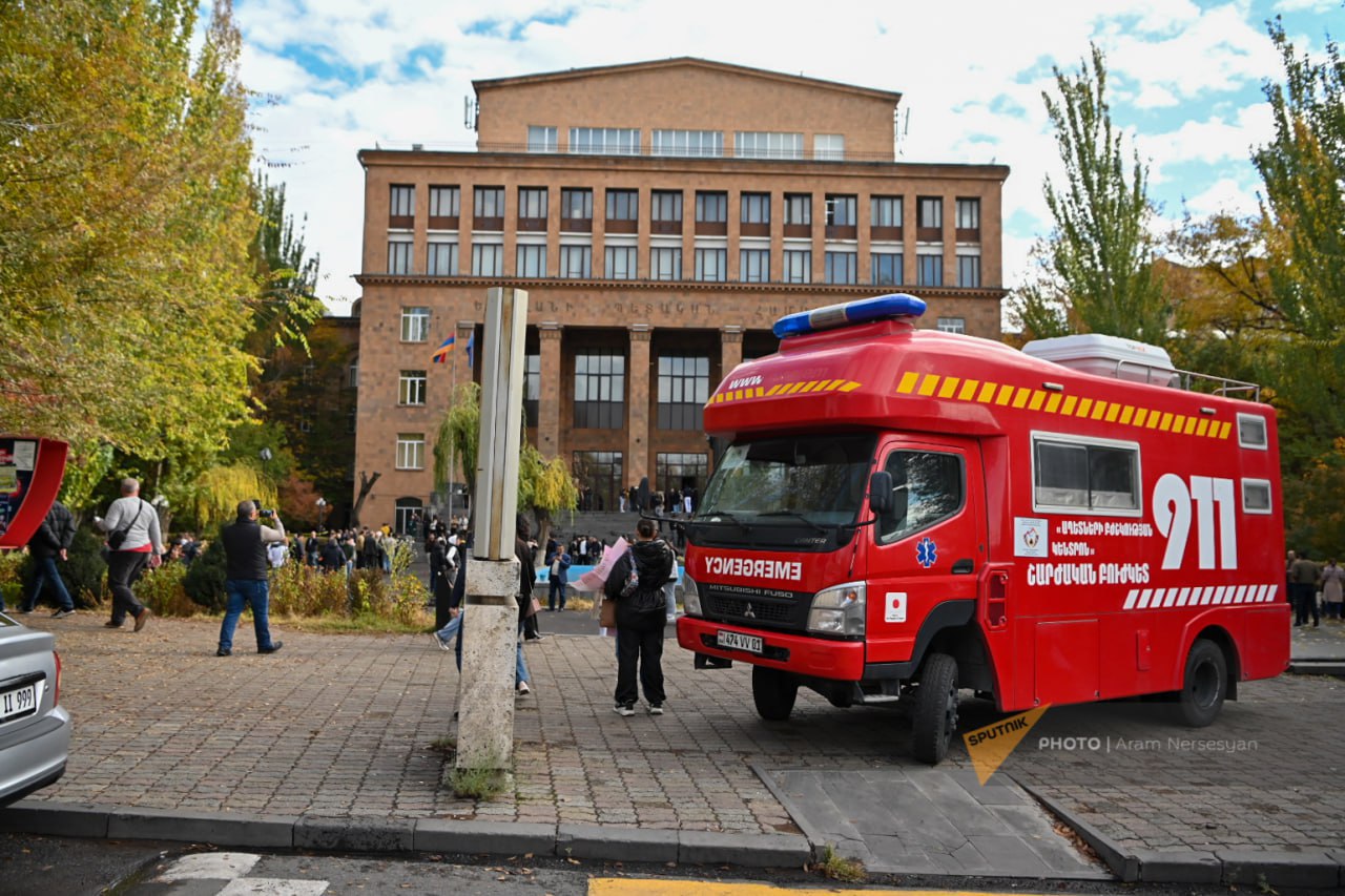 На пожаре в здании Ереванского госуниверситета погиб человек  